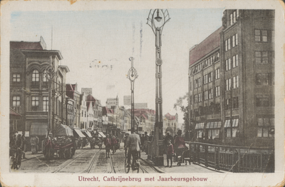 865026 Gezicht op de Catharijnebrug over de Stadsbuitengracht te Utrecht met de ingang van het Vredenburg en rechts een ...